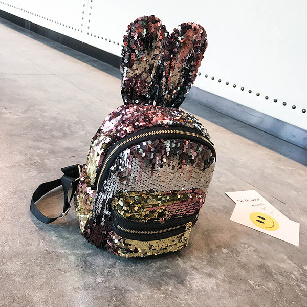 Aktuālā sieviešu mugursoma ar fliteriem ar 3D elementiem