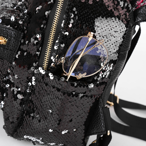 Aktuālā sieviešu mugursoma ar fliteriem ar 3D elementiem