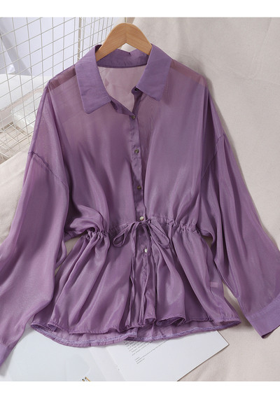 Kivágott női ing klasszikus gallérral és derékkötővel