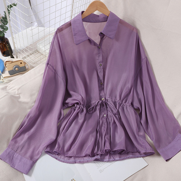 Kivágott női ing klasszikus gallérral és derékkötővel