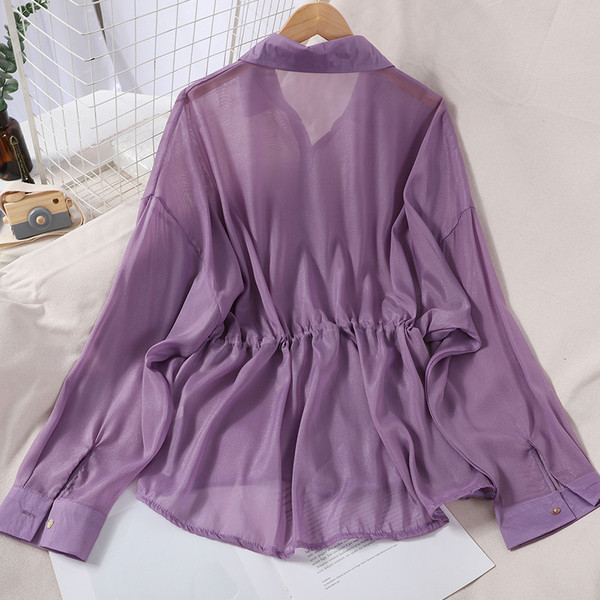 Kivágott női ing klasszikus gallérral és derékkötővel