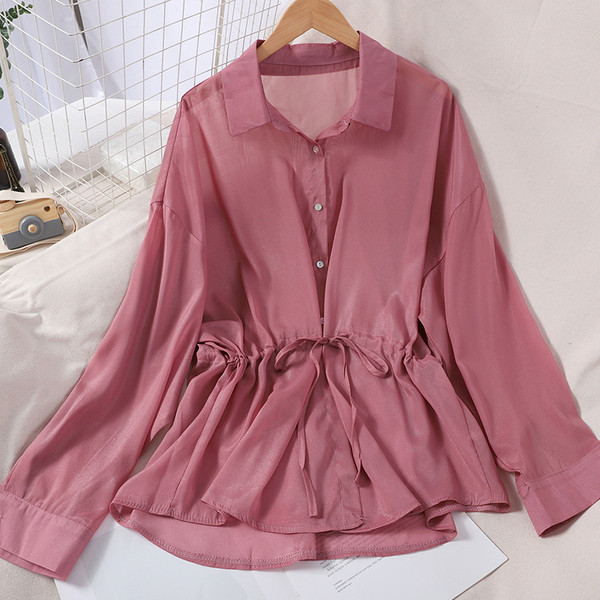 Kivágott női ing klasszikus gallérral és derékkötővel