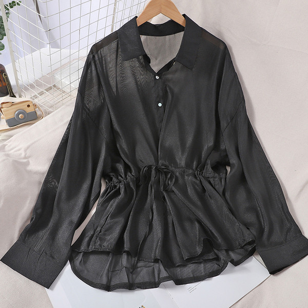 Kivágott női ing klasszikus gallérral és derékkötővel