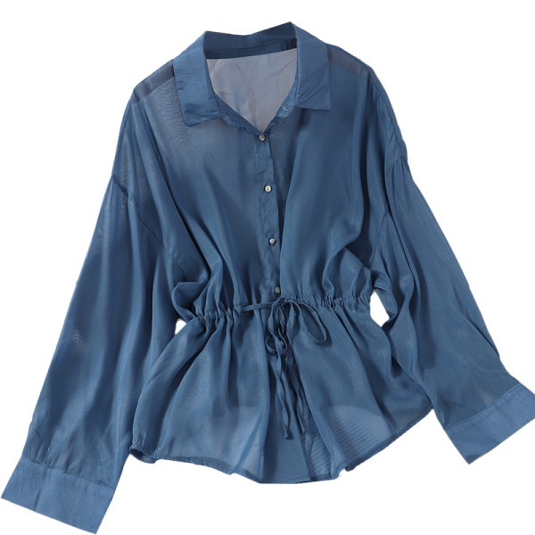 Kivágott női ing klasszikus gallérral és derékkötővel