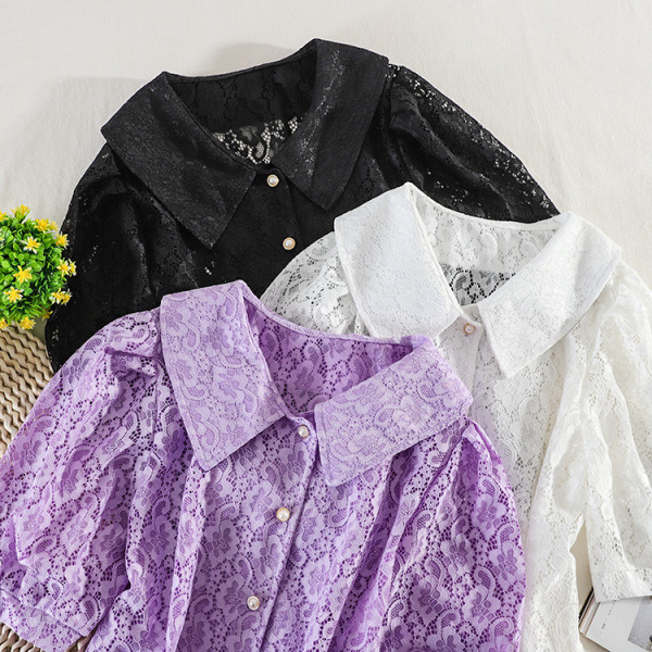 Sieviešu mežģīņu krekls ar pērļu pogām un pufīgām piedurknēm