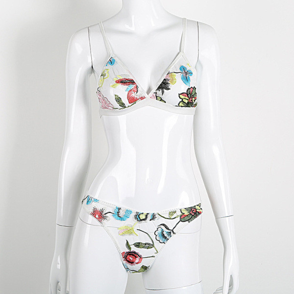 Divdaļīga apakšveļa ar izšuvumu