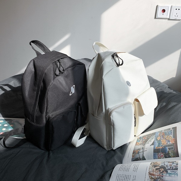 Sieviešu ikdienas mugursomas plats modelis ar kabatām priekšpusē