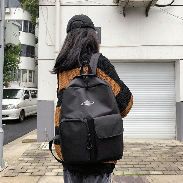 Sieviešu ikdienas mugursomas plats modelis ar kabatām priekšpusē