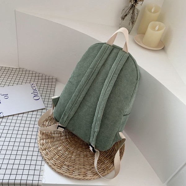 Mūsdienīga sieviešu mini mugursoma ar 3D elementu