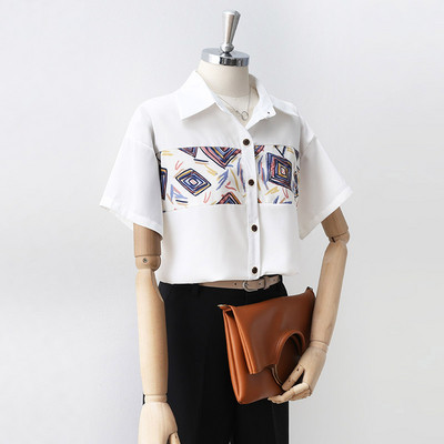 Mūsdienīgs sieviešu krekls ar īsām piedurknēm un krāsainu apdruku