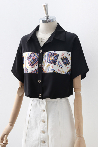 Mūsdienīgs sieviešu krekls ar īsām piedurknēm un krāsainu apdruku