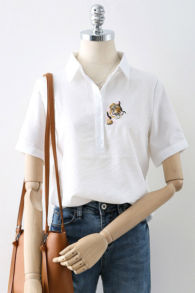 Ikdienas sieviešu krekls ar īsām piedurknēm, klasisku apkakli un izšuvumu