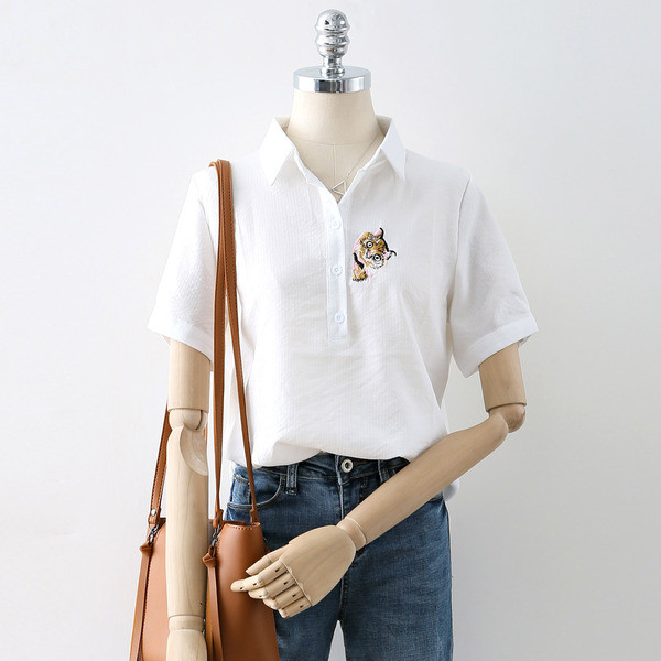 Ikdienas sieviešu krekls ar īsām piedurknēm, klasisku apkakli un izšuvumu