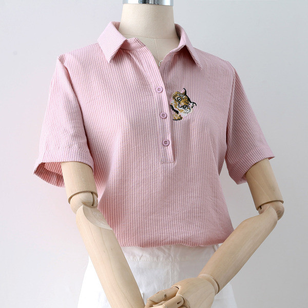 Ikdienas sieviešu krekls ar īsām piedurknēm, klasisku apkakli un izšuvumu