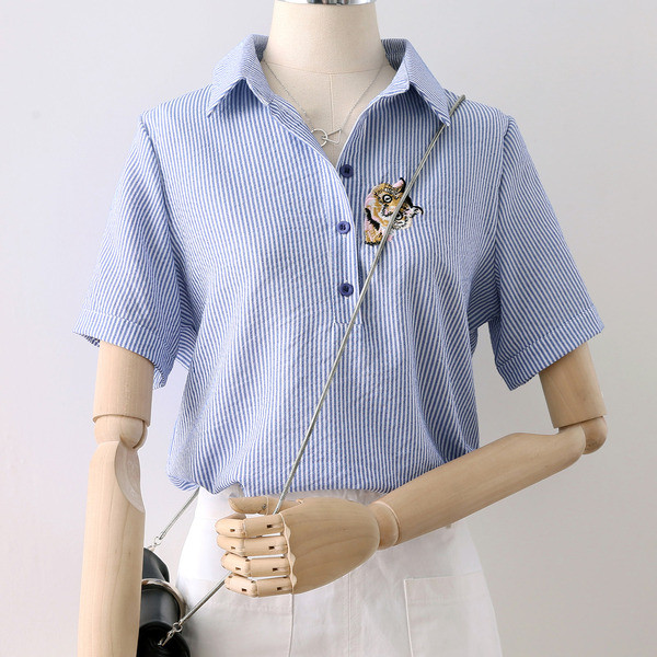 Ikdienas sieviešu krekls ar īsām piedurknēm, klasisku apkakli un izšuvumu