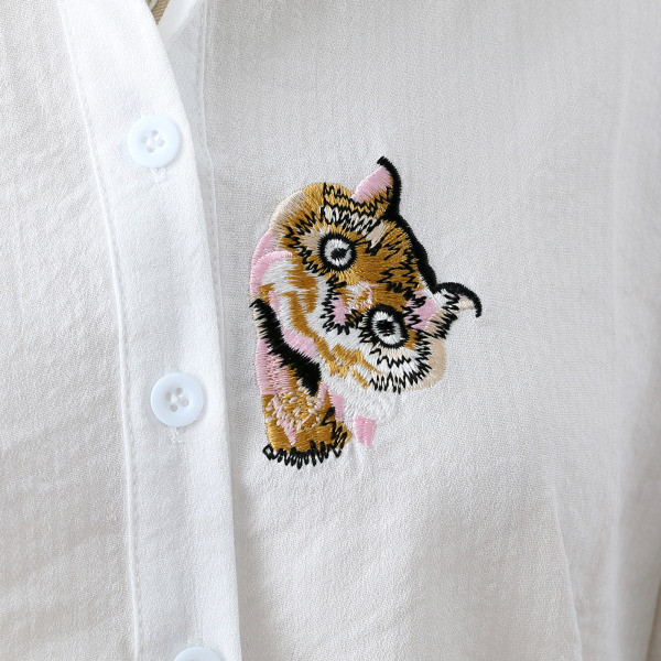 Ikdienas sieviešu krekls ar īsām piedurknēm, klasisku apkakli un izšuvumu