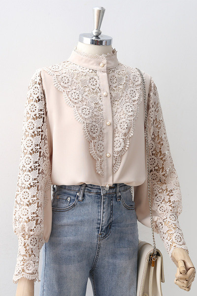 Stiilne naiste särk beežis ovaalse dekoltee ja pitsiga