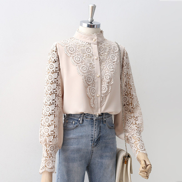 Stiilne naiste särk beežis ovaalse dekoltee ja pitsiga