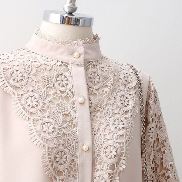 Stiilne naiste särk beežis ovaalse dekoltee ja pitsiga