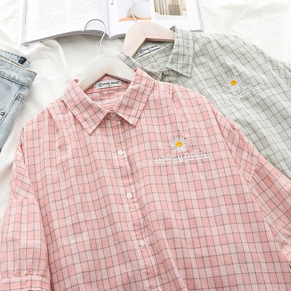 Rūtains sieviešu krekls ar klasisku apkakli un izšuvumu