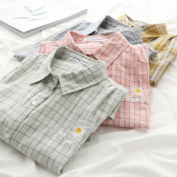 Rūtains sieviešu krekls ar klasisku apkakli un izšuvumu