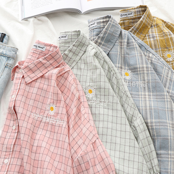 Rūtains sieviešu krekls ar klasisku apkakli un izšuvumu