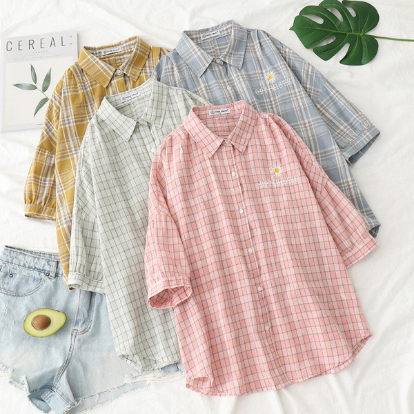 Rūtains sieviešu krekls ar klasisku apkakli un izšuvumu