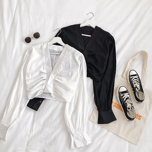 Naiste satiinist särk pikkade varrukatega ja V-kaelusega