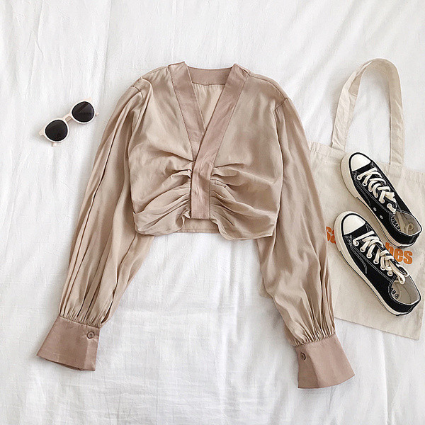 Naiste satiinist särk pikkade varrukatega ja V-kaelusega