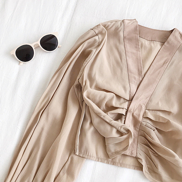 Naiste satiinist särk pikkade varrukatega ja V-kaelusega