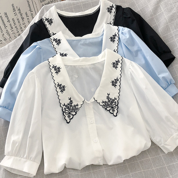 Suvine naiste särk lühikeste varrukatega ja tikandiga krael