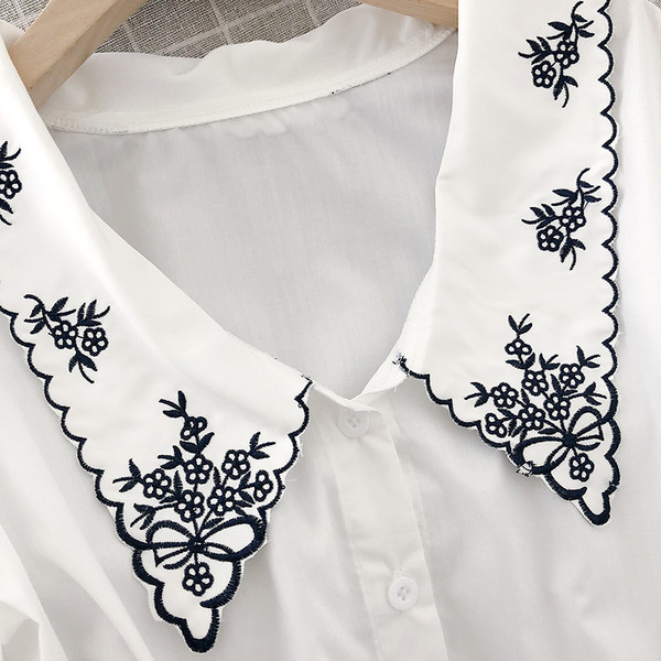 Suvine naiste särk lühikeste varrukatega ja tikandiga krael