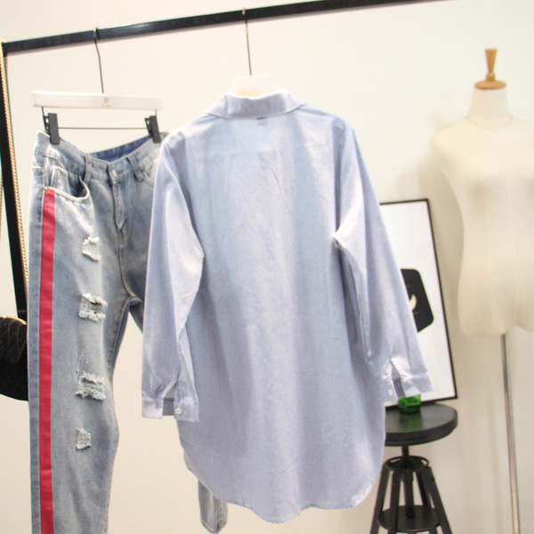 Liela izmēra sieviešu svītrains krekls ar garām piedurknēm un izšuvumu