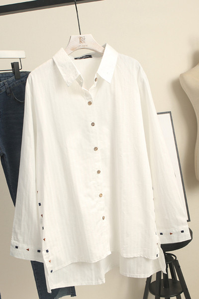 Suures suuruses valge pikkade varrukatega naiste särk