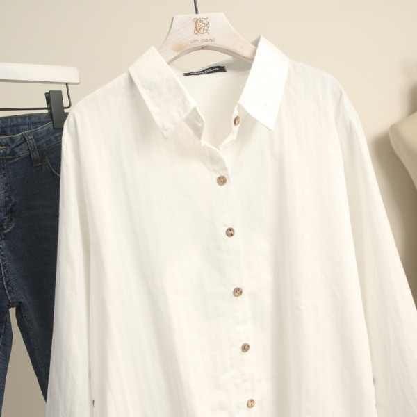 Suures suuruses valge pikkade varrukatega naiste särk