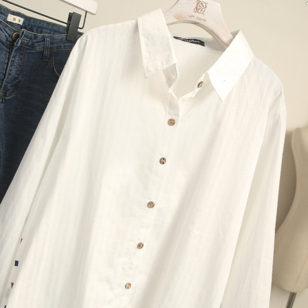 Suures suuruses valge pikkade varrukatega naiste särk