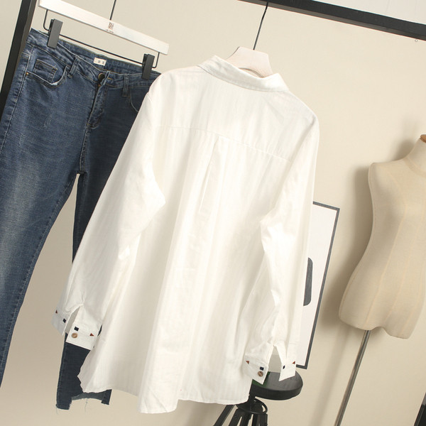 Suures suuruses valge pikkade varrukatega naiste särk