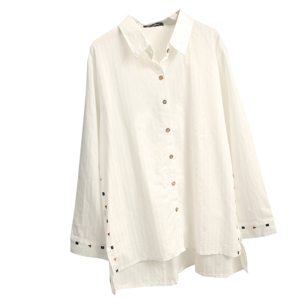 Suures suuruses valge pikkade varrukatega naiste särk