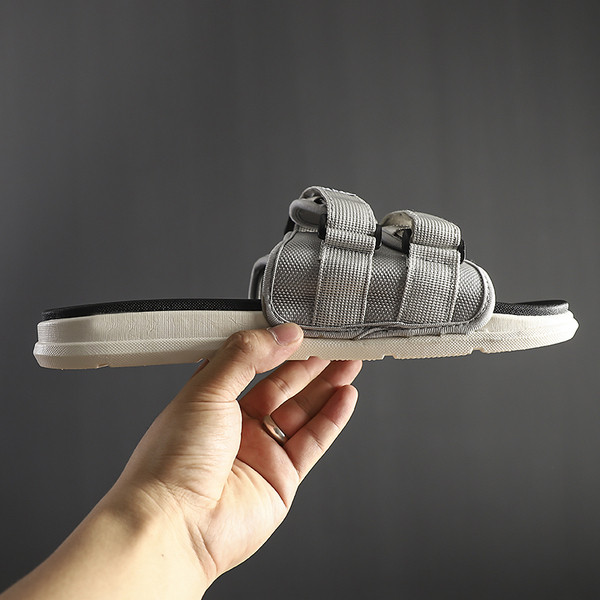 Ikdienas vīriešu čības ar plakanām zolēm un velcro