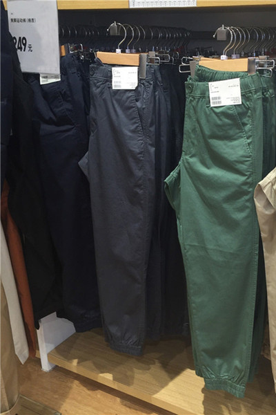 Moodsad meeste püksid pahkluu ja taskutega