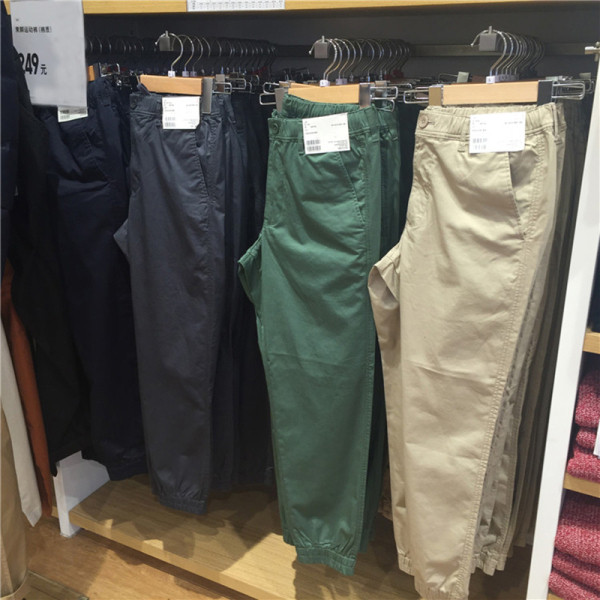 Moodsad meeste püksid pahkluu ja taskutega