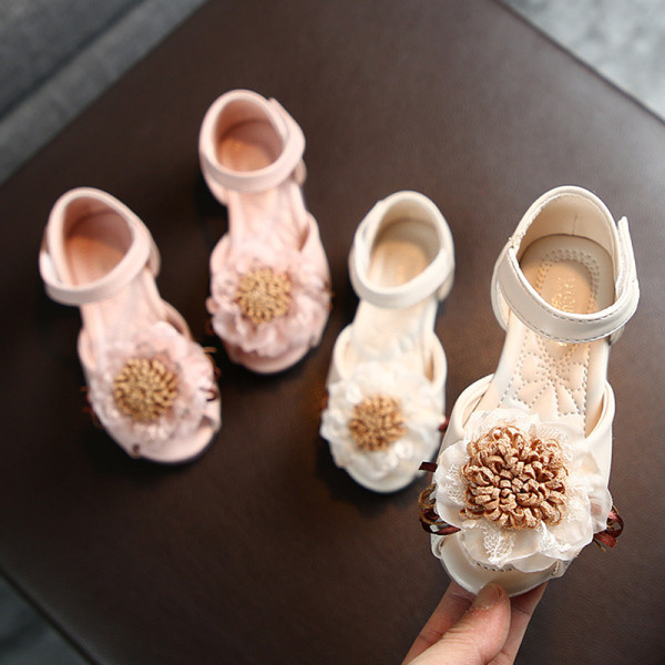 Aktuālās bērnu sandales ar 3D elementu un uzlīmēm meitenēm