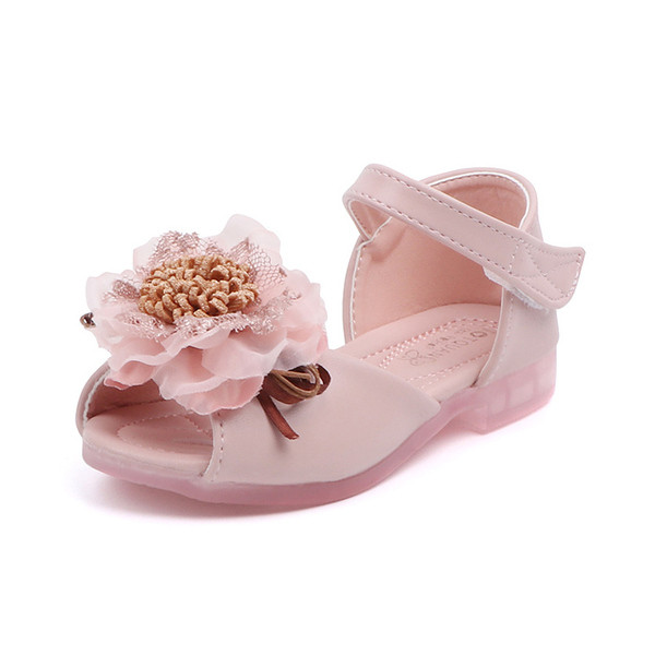 Aktuālās bērnu sandales ar 3D elementu un uzlīmēm meitenēm