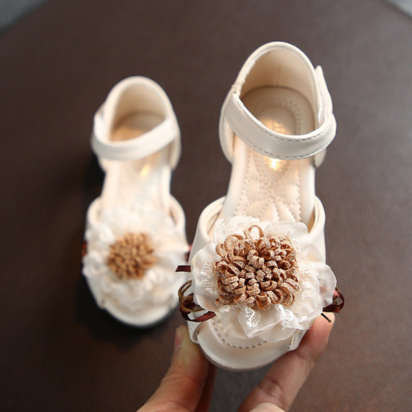 Aktuālās bērnu sandales ar 3D elementu un uzlīmēm meitenēm