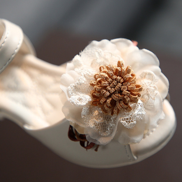 Aktuālās bērnu sandales ar 3D elementu un uzlīmēm meitenēm