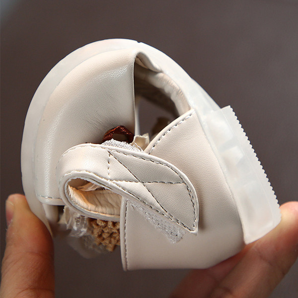 Aktuālās bērnu sandales ar 3D elementu un uzlīmēm meitenēm