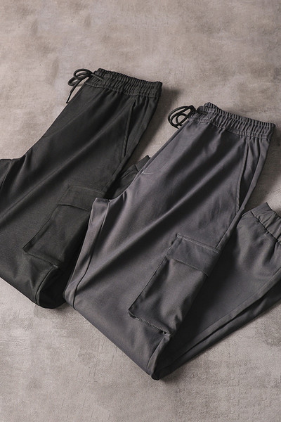 Hit pantaloni la modă pentru bărbați cu talie elastică și buzunare