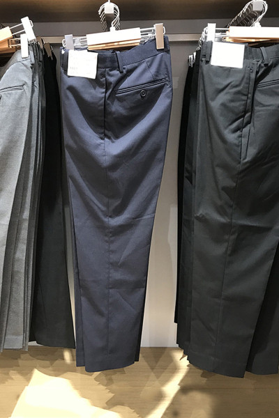 Férfi formális nadrág szegéllyel és visszahajtott zsebekkel