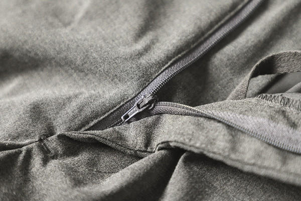 Férfi formális nadrág szegéllyel és visszahajtott zsebekkel