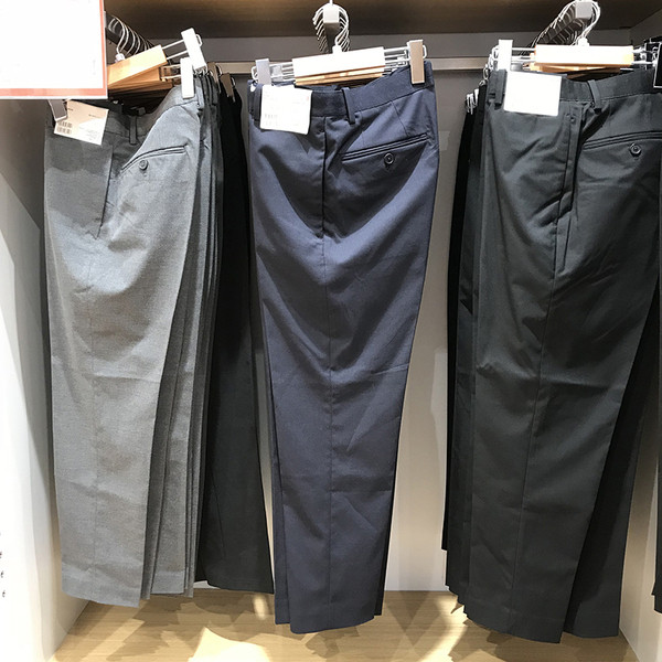 Férfi formális nadrág szegéllyel és visszahajtott zsebekkel